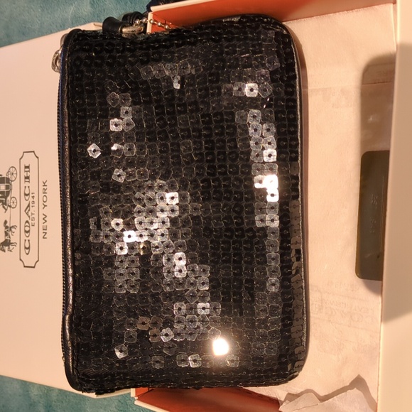 Mini Couch Wristlet - Picture 2 of 4